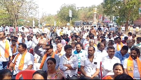 BJP leaders and pro-Hindu activists staged a protest in front of the Navanagar district administration building demanding action against the Masjid committee members, holding them responsible for the incident.