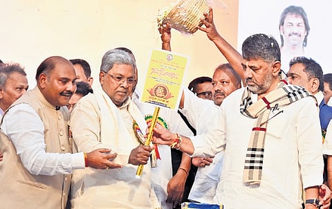 Chief Minister Siddaramaiah and Deputy CM DK Shivakumar inaugurate State-Level Educational Conference organised by the Karnataka State Primary School Teachers’ Association at Palace Grounds in Bengaluru on Saturday
