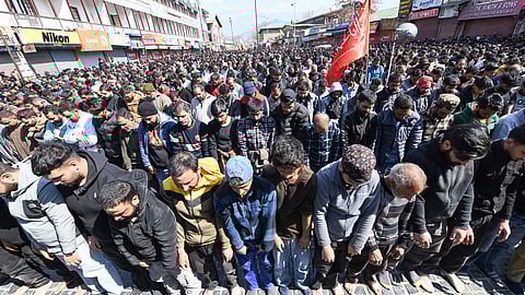 Srinagar, Mar 01 (ANI): Shia Muslims offer prayers as they mourn the killing of Iran's Supreme Leader Ayatollah Ali Khamenei in Israeli‑US strikes, at Lal Chowk, in Srinagar on Sunday.