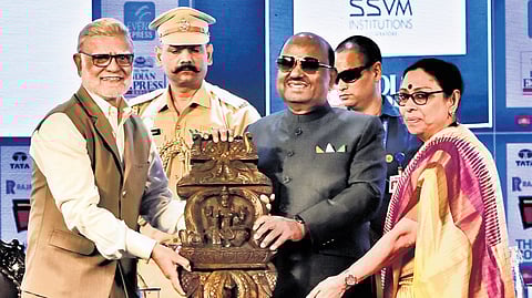 TNIE Editorial Director Prabhu Chawla and Editor Santwana Bhattacharya presenting a memento to West Bengal Governor Dr CV Ananda Bose at ThinkEdu Conclave; (right) Bihar Governor Arif Mohammed Khan.