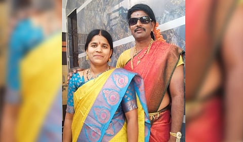 Devotees believe the deity blesses those who take darshan in female attire.