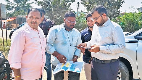 APCRDA Additional Commissioner A Bhargava Teja visited Modulingayapalem, Malkapuram and Uddandarayunipalem in Amaravati