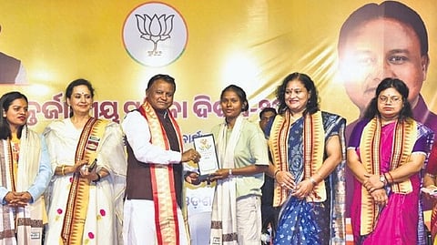 Chief Minister Mohan Charan Majhi felicitating a woman achiever on the occasion of International Women’s Day, at BJP headquarters in Bhubaneswar.