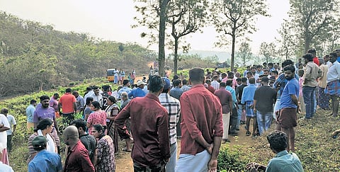 Condemning the death of two people, locals stopped their bodies from being taken for postmortem and staged a protest at Karakunnu on March 9, 2026.