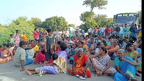 People protesting on Kurukkusalai-Kulathur road on Wednesday.