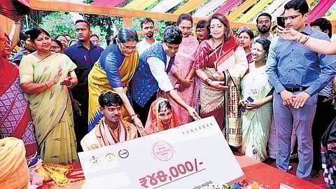 Deputy CM Pravati Parida and Cuttack Sadar MLA Prakash Chandra Sethi handing a Rs 45,000 cheque to a newlywed couple on Thursday.