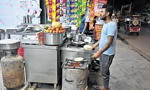 Narrow lanes serve as a lifeline to travellers, daily-wagers, auto and bus drivers
and workers, who seek affordable meals throughout the day and night