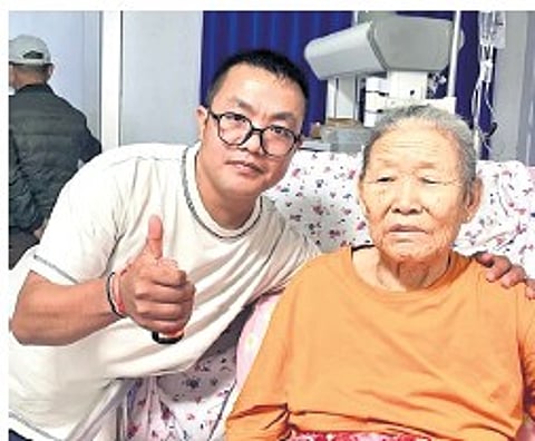 Ramesh Jeke with a couple of elderly people. He arranged blood for them while they were ailing and had no other source