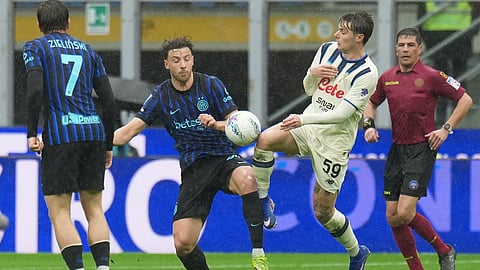 Inter Milan's Carlos Augusto, left, and Atalanta's Nicola Zalewski fight for the ball during the Serie A soccer match between Inter Milan and Atalanta in Milan, Italy, Saturday, March 14, 2026.