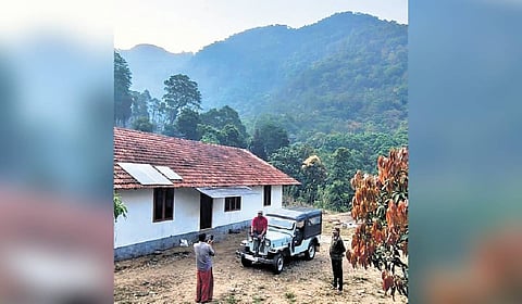 Local residents hanging out at a house at Mundari.