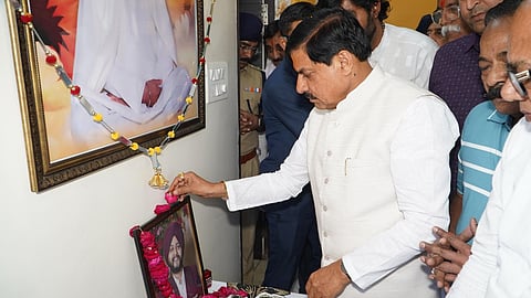 Dr Yadav visited the bereaved family at their residence in Parshwanath Colony and paid floral tribute to a photograph of the late Gurkirat Singh Manocha.