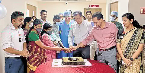 Dr M I Sahadulla, chairman and managing director, KIMSHEALTH, joins Dhriya’s parents Vidya and Baiju Kumar, along with members of the transplant team, in cutting a cake to mark the success of the landmark donor-recipient journey.