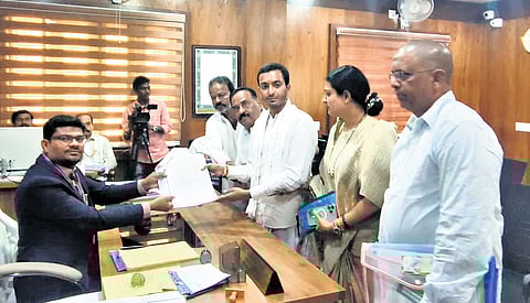 Samarth Shamanur files his papers on Friday