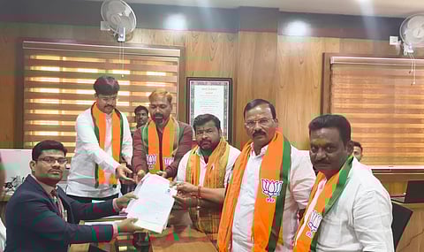 Srinivas, accompanied by his supporters Rajanahalli Shivakumar, Yashwant Rao Jadav, BJ Ajaykumar submitted his papers after Samarth Shamanur submitted his nomination in the afternoon.