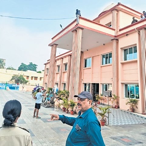 Das stands at the edge of the police station roof as cops try to pacify him