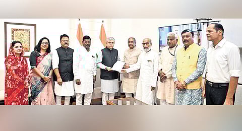 The delegation handing over the memorandum to Union Railway minister Ashwini Vaishnaw