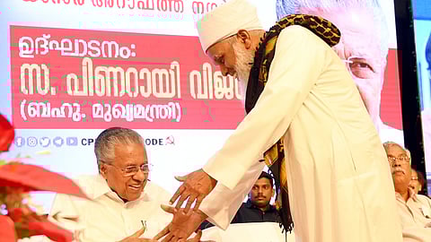 Samastha Kerala Jam-Iyyathul Ulema central mushawara member Umar Faizi Mukkam greeting Chief Minister Pinarayi Vijayan at the Palestine solidarity meet in Kozhikode.