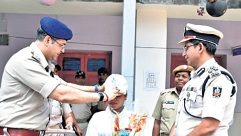 Mongdi Honhaga with police officials