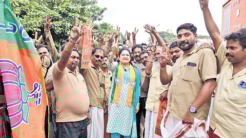 NDA candidate Padmaja Venugopal cheering with autorickshaw drivers in Thrissur constituency.