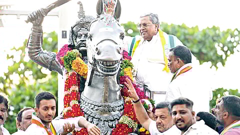 Chief Minister Siddaramaiah garlands the statue of Madakari Nayaka in Davanagere on Thursday