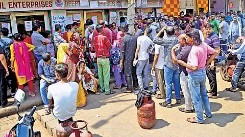 LPG crisis continues across the city. A gas agency near Jhandewalan Mandir on Thursday showed same picture.