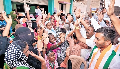 Residents of Davanagere city show their suppport for Congress candidate Samarth Shamanur during his campaign on Friday