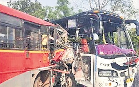 The two buses crashed on a curve on Kumta–Sirsi highway