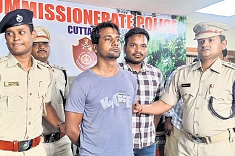 Raja Sahani, a dreaded criminal, he frequently changed his locations, identity and occupations to evade arrest.