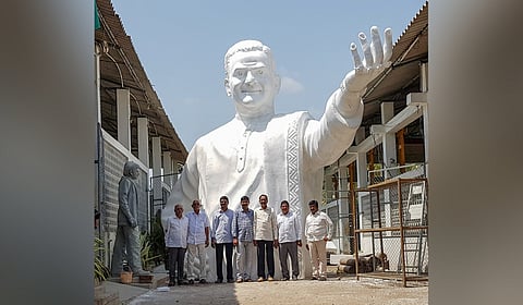 Sculpture artist world famous karunakar vudayar from nattarameswaram village in West Godavari.