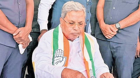 Chief Minister Siddaramaiah relishes the famous Davanagere benne dose while campaigning for Congress candidate Samarth Shamanur in Davanagere on Monday