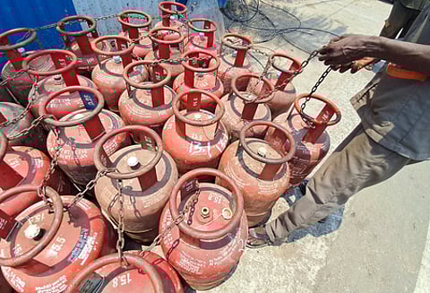 Delhi government say don't pay heed to LPG shortage rumour.