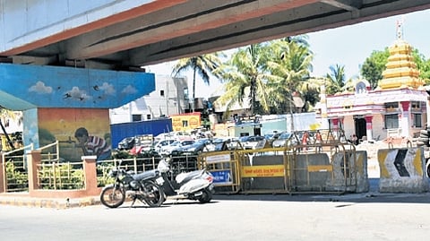 Police barricade at Unkal bridge to prevent entry of vehicles from the wrong side