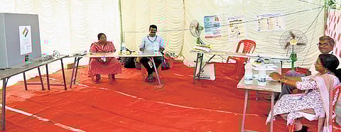 Officials waiting for voters at a temporary shed at Ramanthuruth.