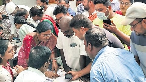 Parents queue up for admissions