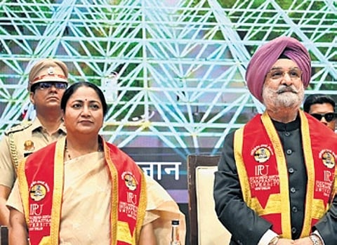 CM Rekha Gupta with L-G Taranjit Singh Sandhu during ceremony