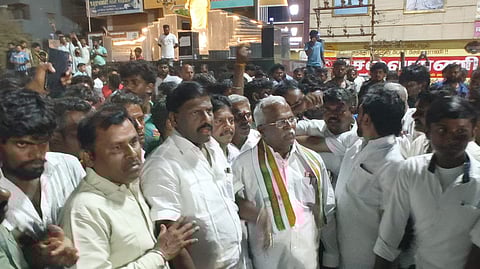 Villagers and relatives of a farmer injured in a police firing stage a protest at Alangulam in Tenkasi district on Tuesday, demanding action against the personnel involved. MP Robert Bruce also participated in the protest