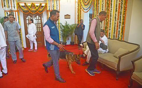 Bomb squad inspecting after Delhi Assembly Speaker Vijender Gupta received a bomb threat mail.