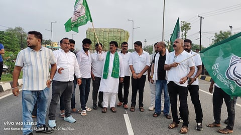 BJD workers picketing at NH 18.