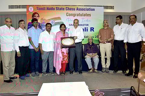 Dr Manickam M (6th from L), president of Tamilnadu State Chess Association, presenting memento to women’s Candidates winner R Vaishali on Monday