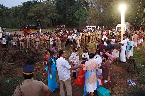The impact was so powerful that many nearby residents initially mistook it for an earthquake, as thick plumes of smoke engulfed the area.