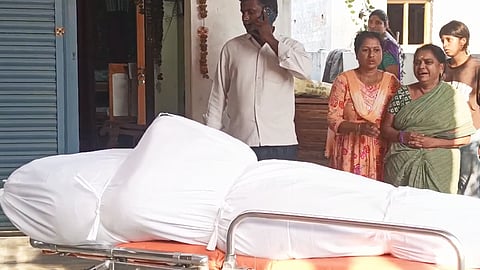 The mortal remains of TGSRTC driver K. Shankar Goud reach his native village Muthojipet in Narsampet Mandal early Friday morning.