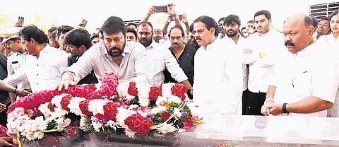Film star Chiranjeevi placing the wreath on the mortal remains of former CM of undivided AP, Nadendla Bhaskara Rao, in Hyderabad on Thursday.