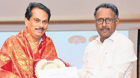 Mangalagiri Tadepalli Municipal Commissioner - Mr. Aleem Basha receiving award from Principal Secretary S. Suresh Kumar, IAS.