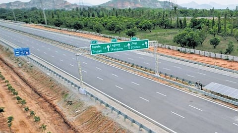 Forty-one km of the Chittoor-Thatchur expressway passes through Tiruvallur.