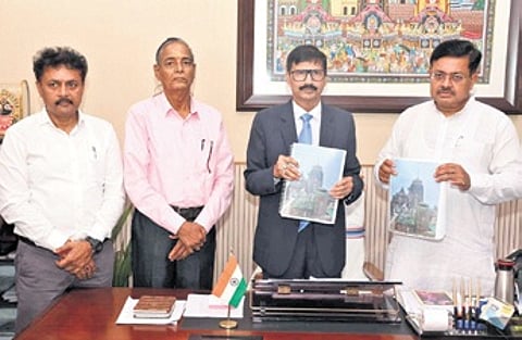 Law minister Prithiviraj Harichandan and Justice Durga Prasanna Choudhury with the 2nd interim report