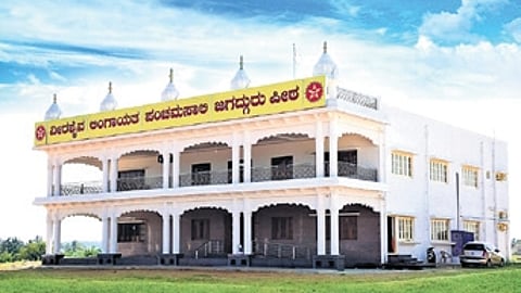 The trustees of Harihar Panchamasali Mutt held an account-submission programme, during which the tense drama unfolded between the two groups.