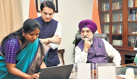 L-G Taranjit Singh Sandhu with census officials in his office on Friday | X