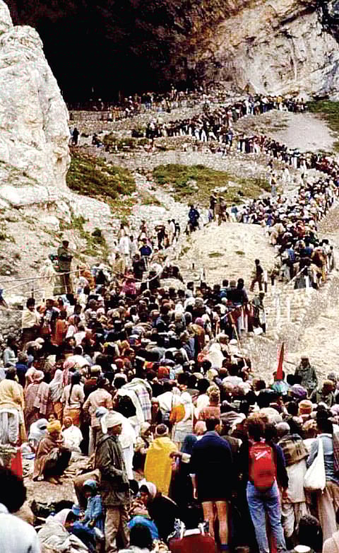 Geelani on Amarnath warpath, Omar offers copter