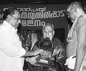 Uliyannoor Ashtamurthy receiving the award.