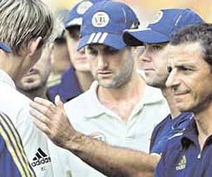 DOWNCAST: Australian captain Ricky Ponting (second right) with teammates after losing the final Test against India in Nagpur on Sunday.